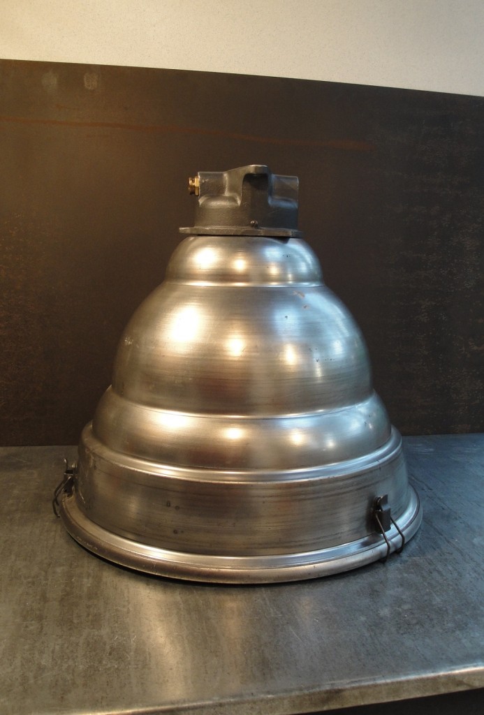 Suspension aluminium verre sablé.